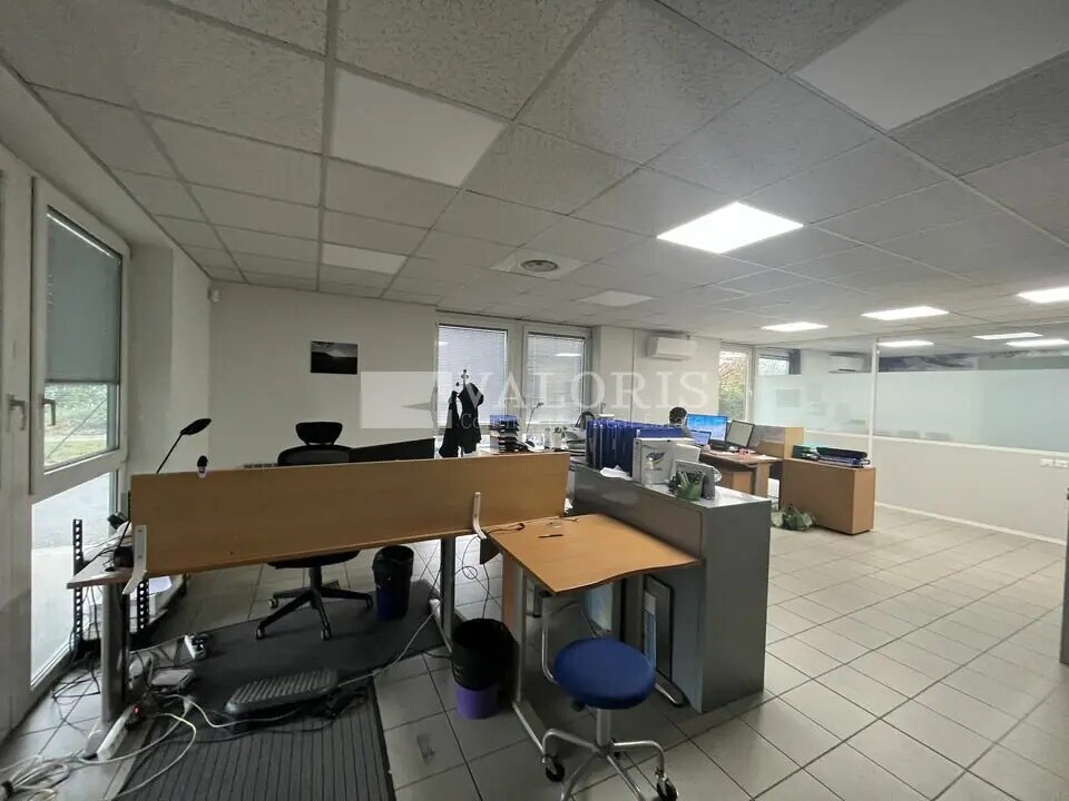 Office in Bron for lease Interior Photo- Image 1 of 12