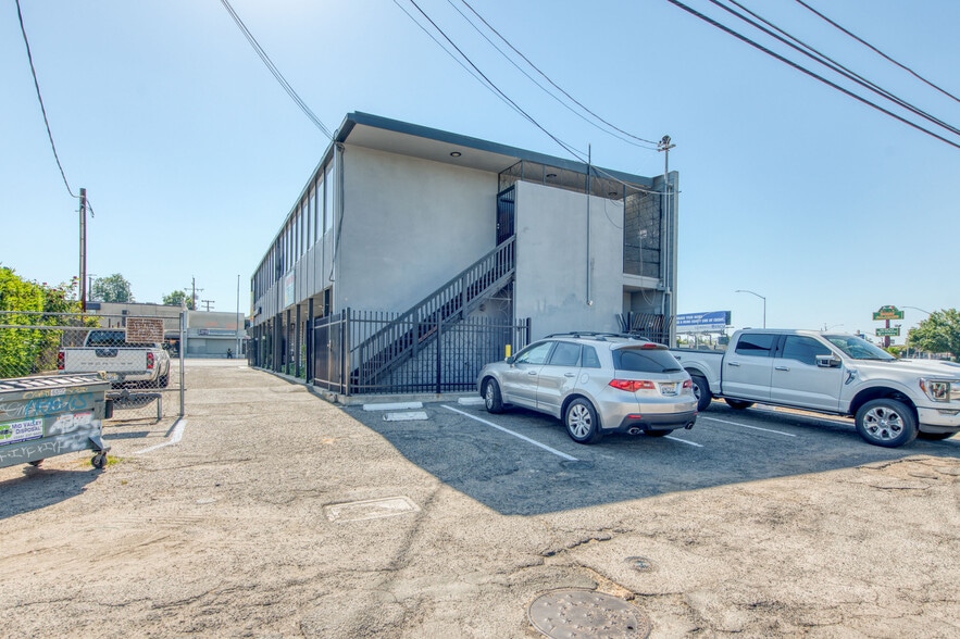 2921 N Blackstone Ave, Fresno, CA for sale - Building Photo - Image 3 of 7