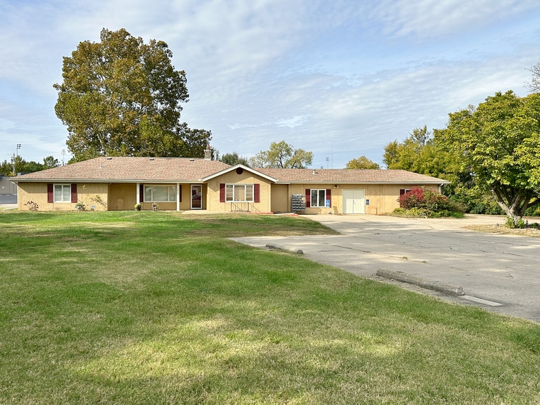 2855 SE Kansas Pl, Topeka, KS for sale - Building Photo - Image 2 of 18