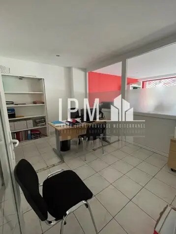 Retail in Marseille for lease - Interior Photo - Image 2 of 5