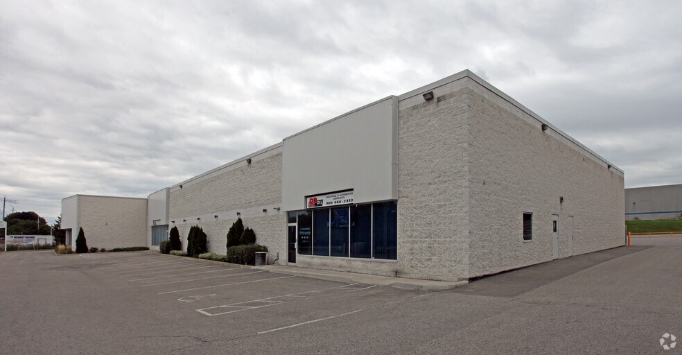 1111 Burns St E, Whitby, ON à vendre - Photo principale - Image 1 de 1