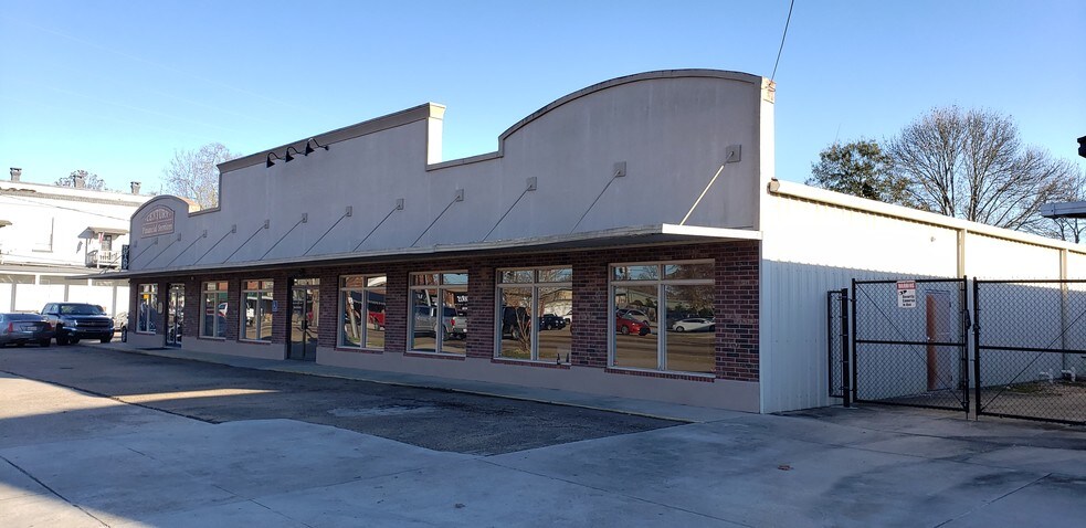 207 W Pine St, Ponchatoula, LA à louer - Photo du bâtiment - Image 3 de 10
