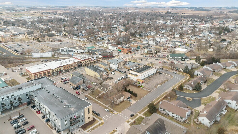 107 Baker St, Waunakee, WI à vendre - Photo du bâtiment - Image 3 de 55