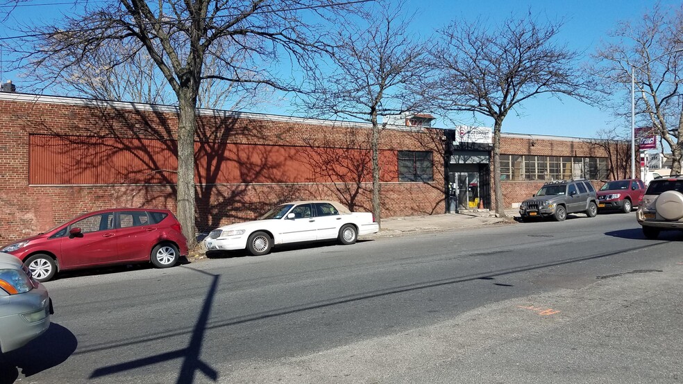 60-85 Flushing Ave, Maspeth, NY à vendre - Photo du bâtiment - Image 1 de 1