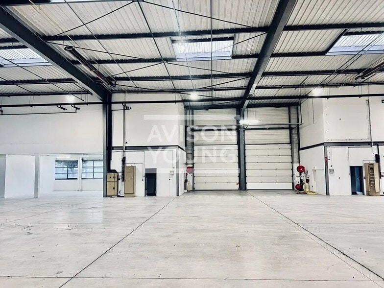 Flex in La Courneuve for lease - Interior Photo - Image 1 of 6