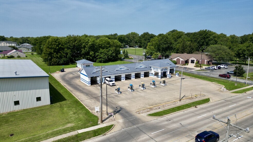 3241 N Woodford St, Decatur, IL à vendre - Photo du bâtiment - Image 2 de 12