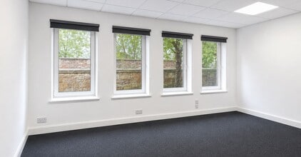 8 Caird Park, Hamilton for lease Interior Photo- Image 2 of 3