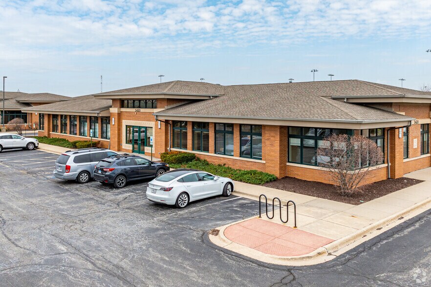 3420 Lacrosse Ln, Naperville, IL à louer - Photo du bâtiment - Image 3 de 11