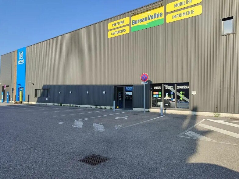 Commerce de détail dans Bourgoin-Jallieu à vendre - Photo du bâtiment - Image 2 de 9