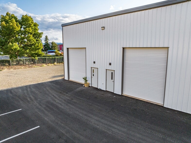2074 Commerce Dr, Medford, OR for lease - Building Photo - Image 2 of 29