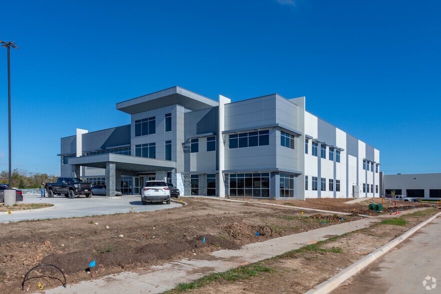 13009 Gulf Commerce Dr, Houston, TX for lease - Building Photo - Image 3 of 20