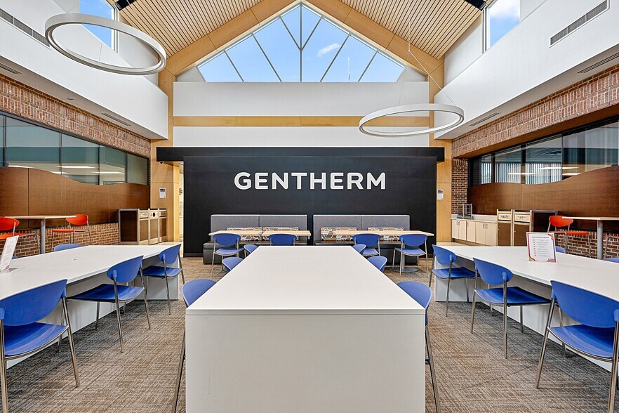 21680-21700 Haggerty Rd, Northville, MI à vendre - Photo intérieure - Image 2 de 5