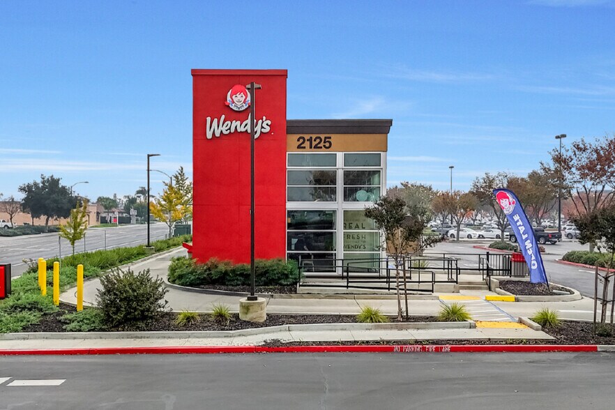 2125 N Dinuba Blvd, Visalia, CA à louer - Photo du bâtiment - Image 1 de 4