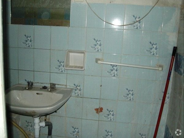 Ávila, AVI 05002 - Unit Puerta L1, Esc. 1 - - Interior Photo - Image 2 of 2