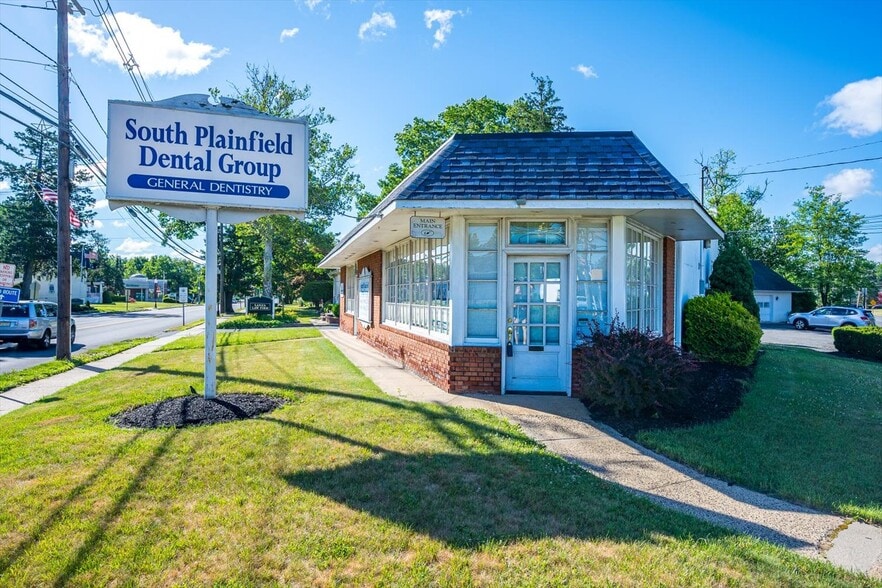 2412 Plainfield Ave, South Plainfield, NJ à vendre - Photo du bâtiment - Image 2 de 27