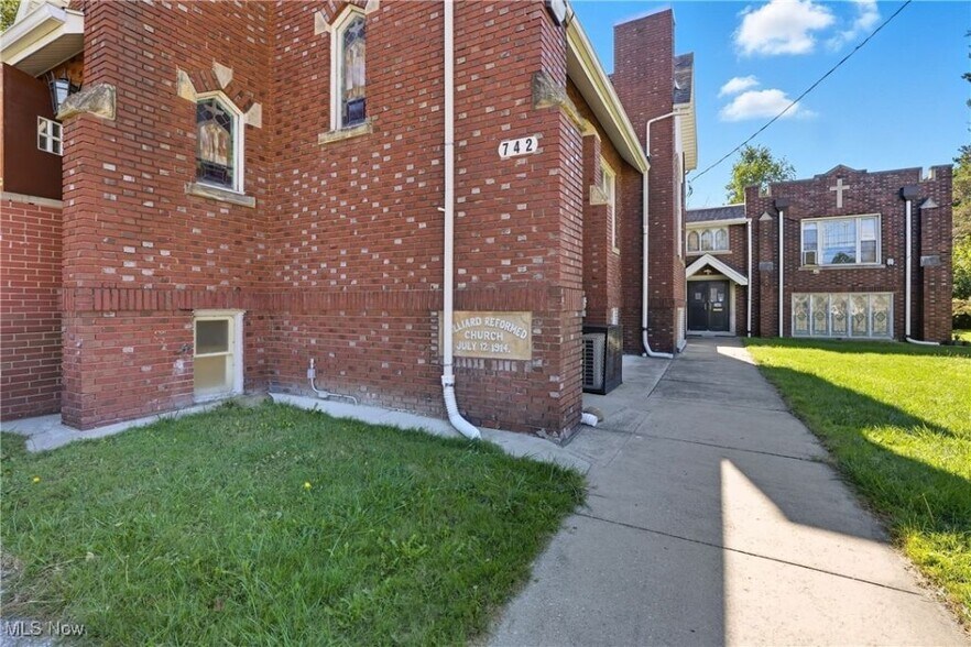 742 Johnston St, Akron, OH à vendre - Photo du bâtiment - Image 2 de 13