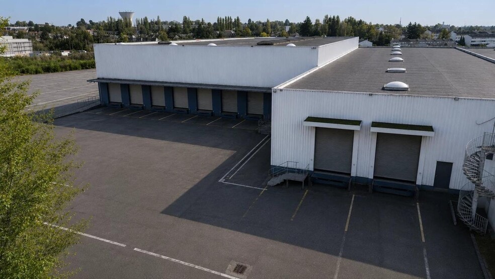 Industrial in Louvres for lease - Building Photo - Image 2 of 2