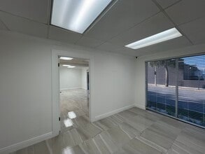 3008-3014 S Dixie Hwy, West Palm Beach, FL à louer Photo intérieure- Image 1 de 5