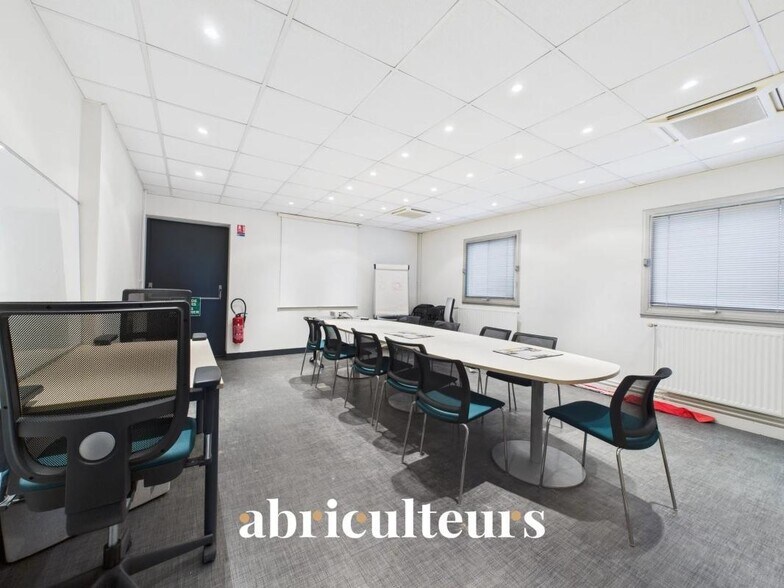 Bureau dans Gellainville à louer - Photo du bâtiment - Image 2 de 9