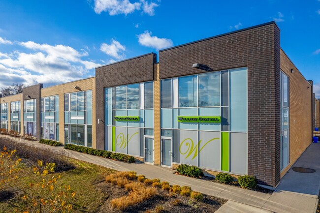 Plus de détails pour 1185 Queensway E, Mississauga, ON - Commerce de détail à vendre