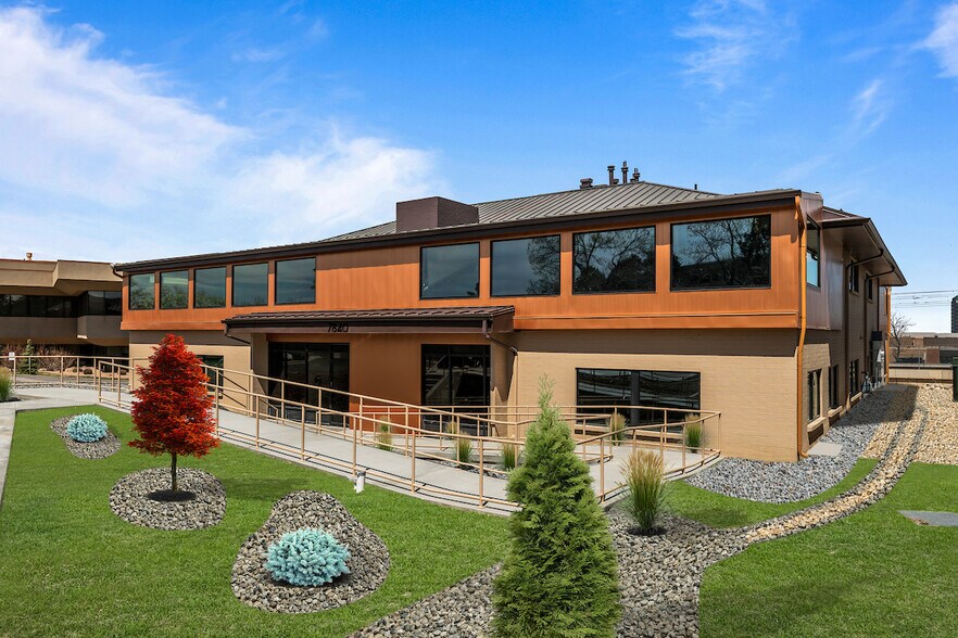 7840 E Berry Pl, Greenwood Village, CO à louer - Photo du bâtiment - Image 2 de 8