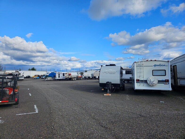 700 Dutton Rd, White City, OR à vendre - Photo du bâtiment - Image 2 de 13