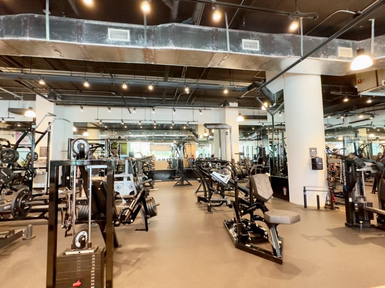 1800 N Bayshore Dr, Miami, FL for sale - Interior Photo - Image 2 of 12