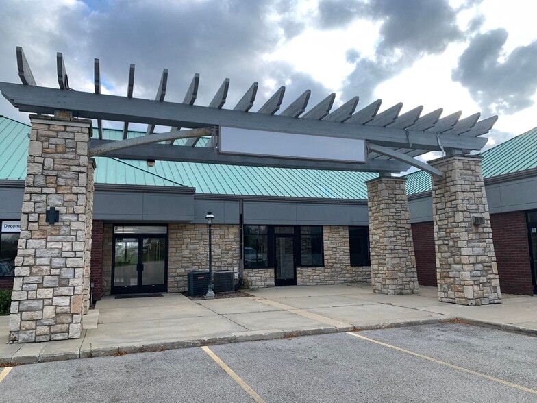 2347-2359 Silvernail Rd, Pewaukee, WI for lease - Building Photo - Image 1 of 28