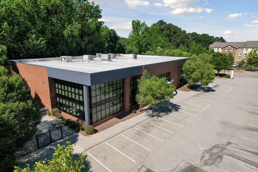 8841 Wadford Dr, Raleigh, NC à vendre - Photo du bâtiment - Image 2 de 31