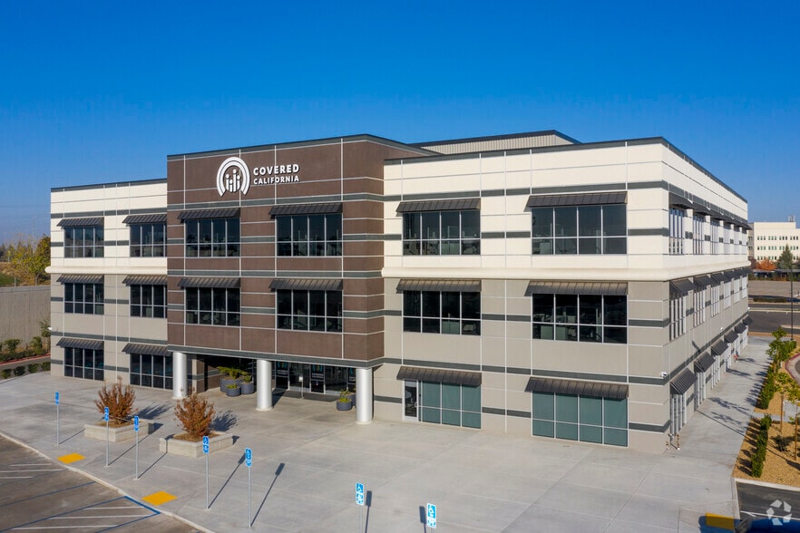 247 E Nees Ave, Fresno, CA for lease - Primary Photo - Image 1 of 15