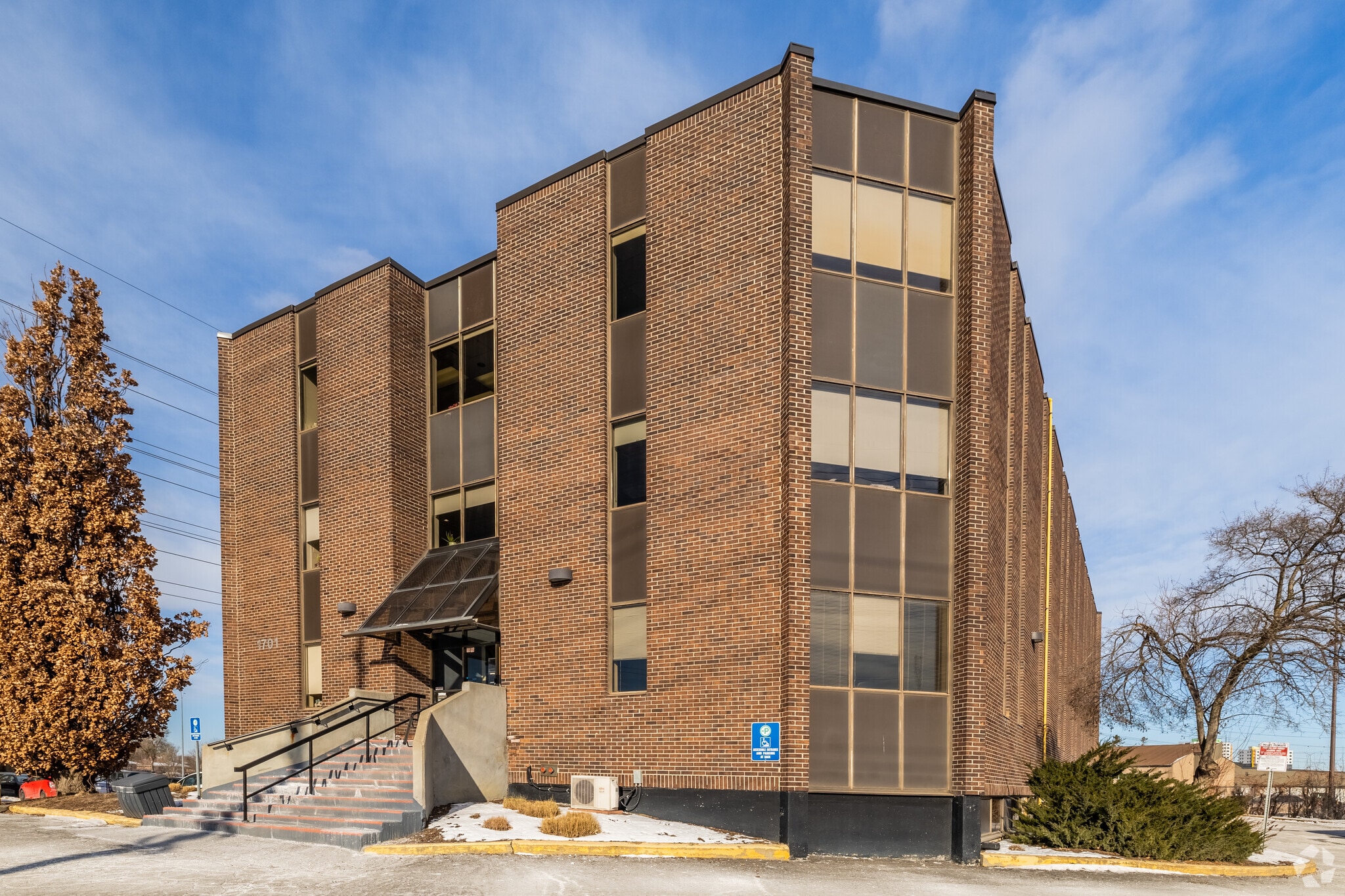 1701 Woodward Dr, Ottawa, ON for lease Primary Photo- Image 1 of 11