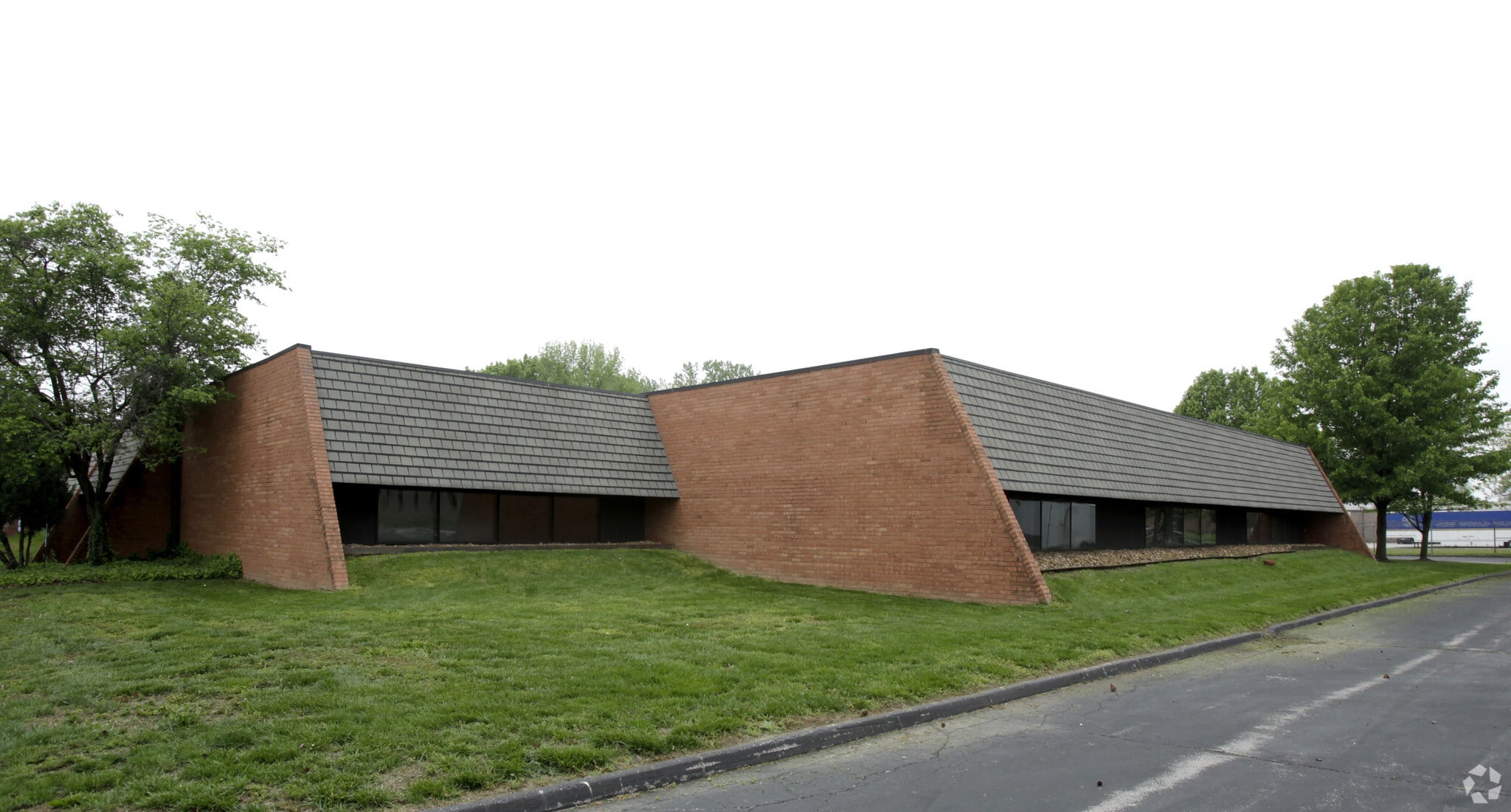 3751 Pennridge Dr, Bridgeton, MO à louer Photo du bâtiment- Image 1 de 13