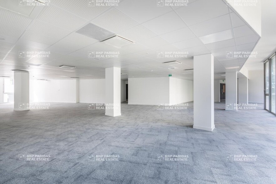 Office in Marseille for lease - Building Photo - Image 3 of 18