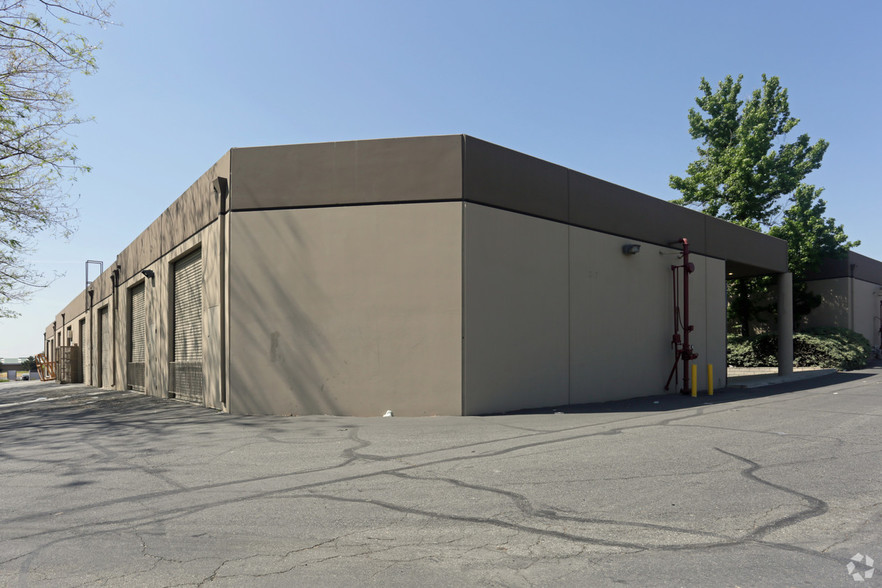 190 N Arrowhead Ave, Rialto, CA for lease - Building Photo - Image 3 of 20