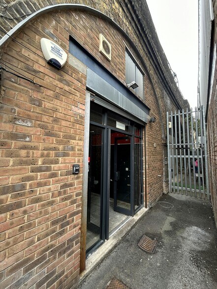 Galena Rd, Londres à louer - Photo du bâtiment - Image 2 de 2