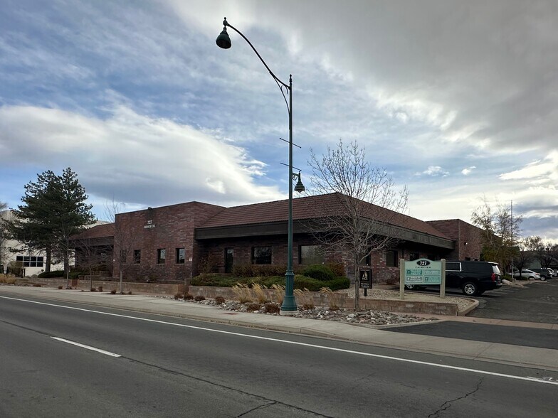 727 Fairview Dr, Carson City, NV à louer - Photo du bâtiment - Image 2 de 11