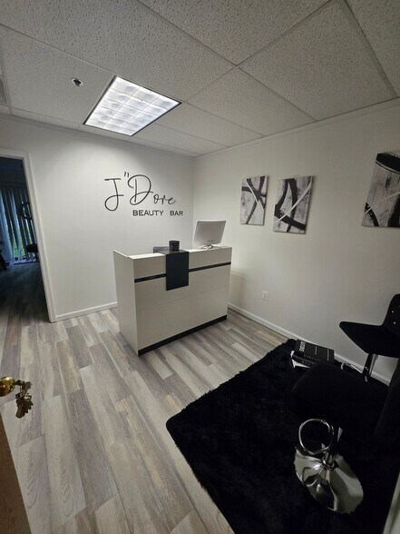 450 Maple Ave E, Vienna, VA à louer - Photo du bâtiment - Image 2 de 31