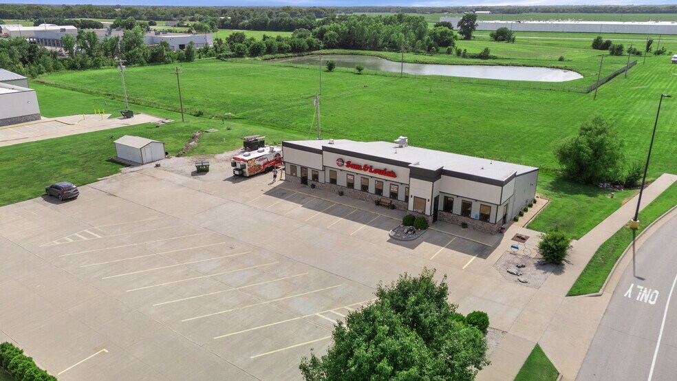 2150 N State St, Iola, KS for lease - Building Photo - Image 2 of 67