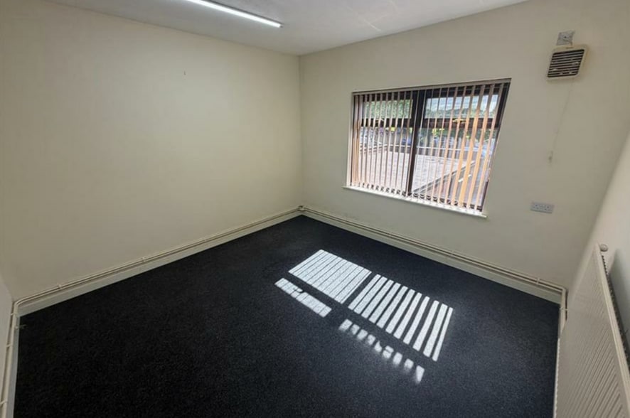 8B Dudley St, Dudley for lease - Interior Photo - Image 2 of 8