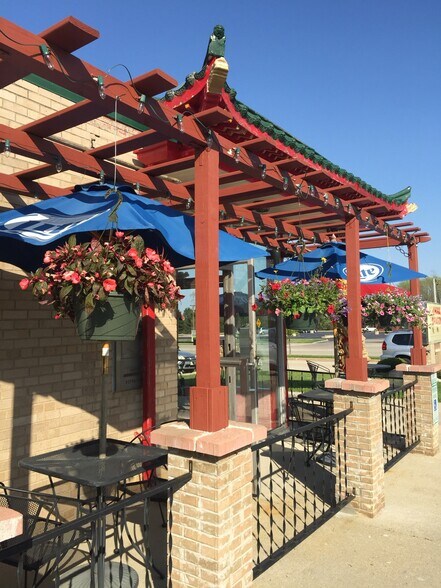 15820 W National Ave, New Berlin, WI à vendre - Photo du bâtiment - Image 2 de 6