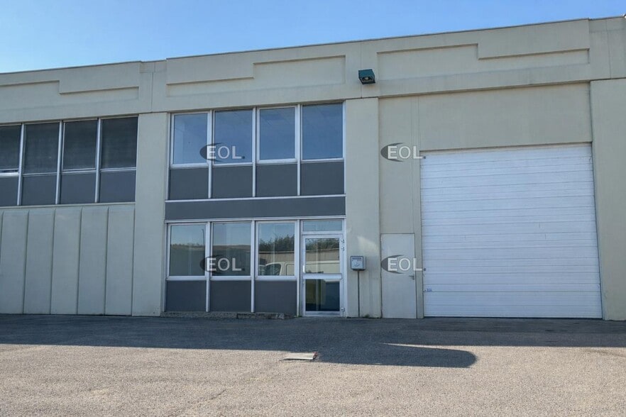Industrial in Valenton for lease - Building Photo - Image 1 of 9