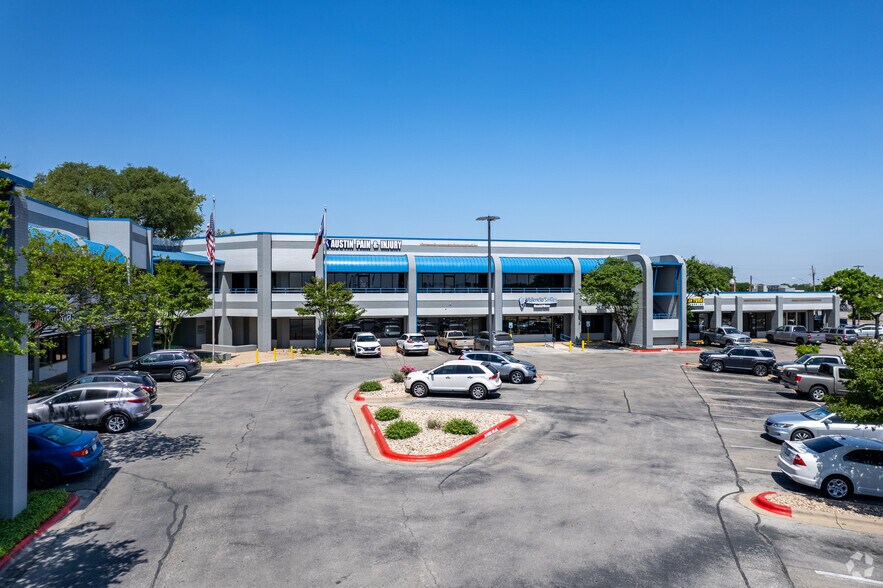 911 Anderson Ln W, Austin, TX à louer - Photo du bâtiment - Image 1 de 7