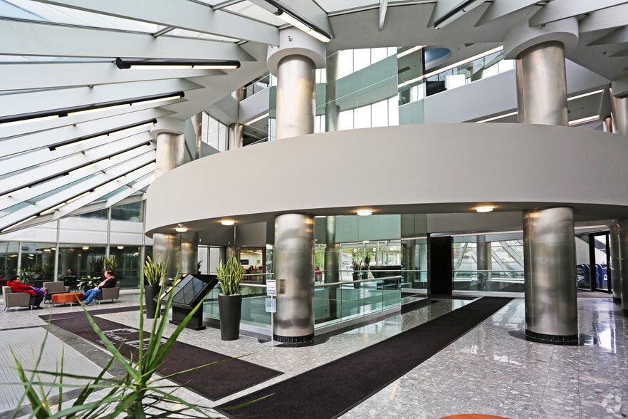 1400 Old Country Rd, Westbury, NY à louer - Hall d’entrée - Image 3 de 9