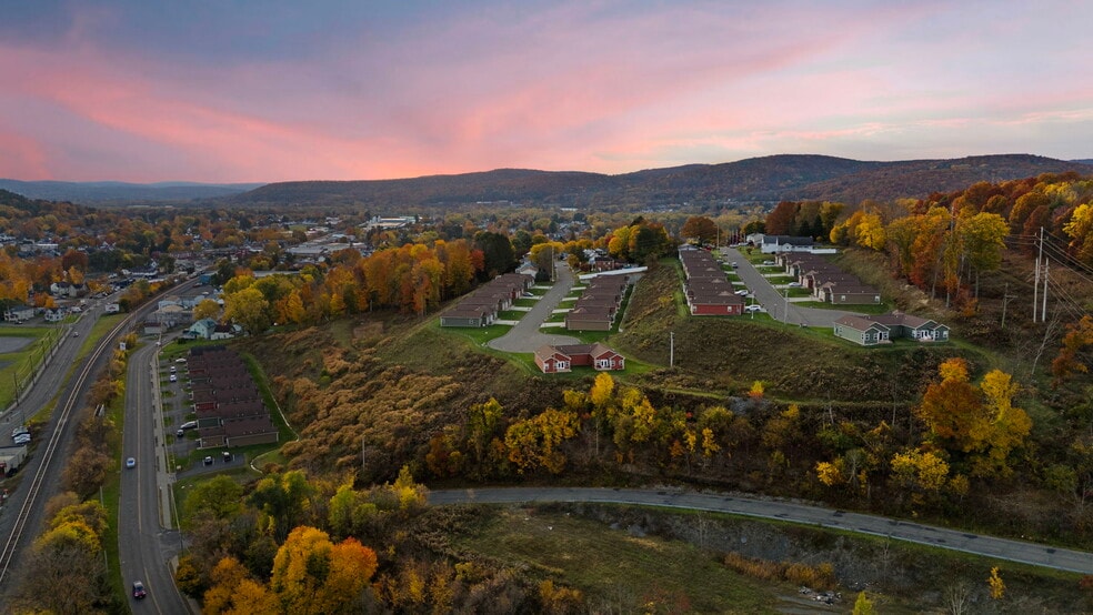 105 Skye Island Dr, Endicott, NY for sale - Primary Photo - Image 1 of 7
