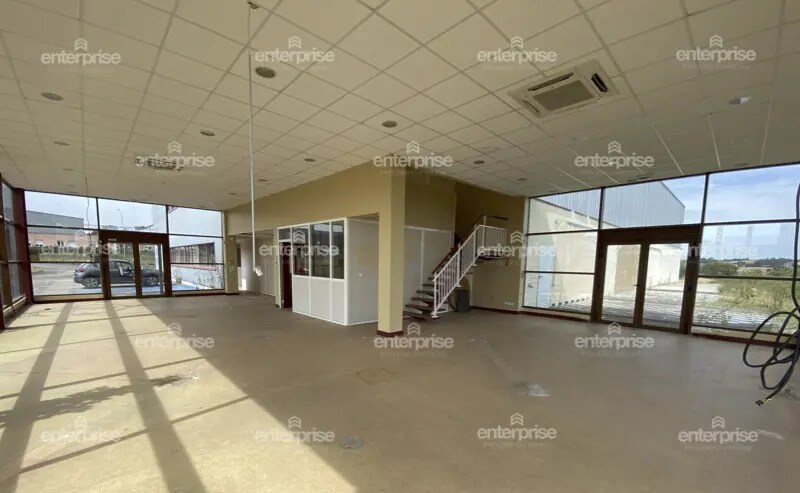 Flex in Magny-en-Vexin for lease - Interior Photo - Image 3 of 6