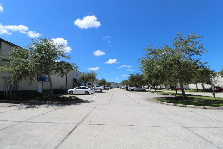 2077 E 58th Avenue Cir, Bradenton, FL for sale - Building Photo - Image 3 of 14