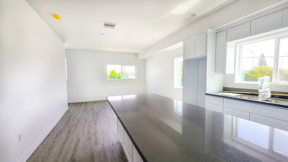 11503 New Hampshire Ave, Los Angeles, CA for sale - Interior Photo - Image 2 of 7