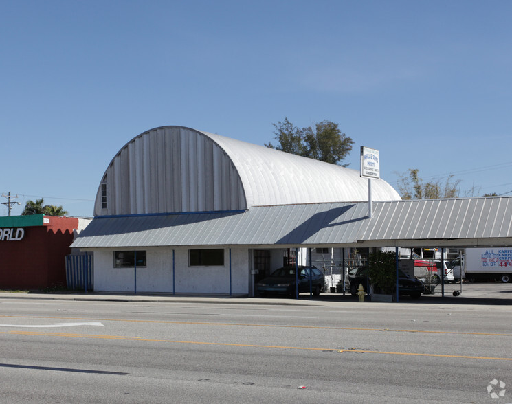 1100 + 1122 N Tamiami Trail l N Ft.Myers portfolio of 2 properties for sale on LoopNet.ca - Primary Photo - Image 1 of 15