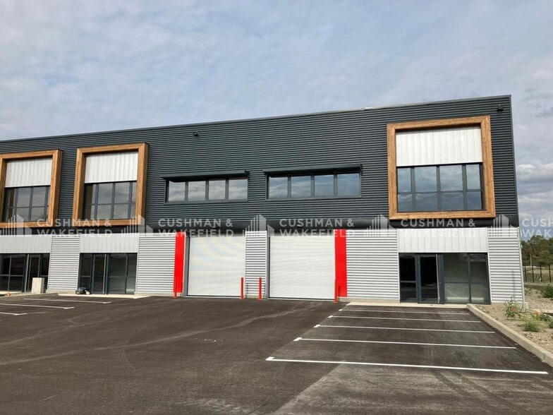 Flex in Manosque for lease - Building Photo - Image 2 of 7