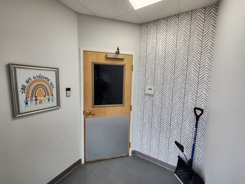 212 E Manlius St, East Syracuse, NY for lease - Building Photo - Image 3 of 38